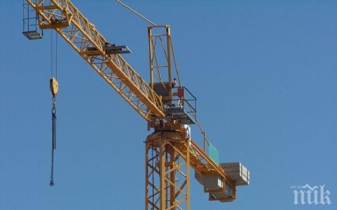 Строителен кран се срути в Швейцария, двама души са под отломките