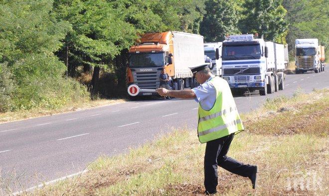 ТИР със сладки се обърна на Хемус
