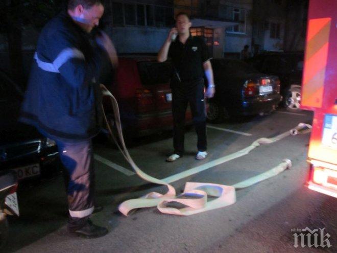 Пожарникар колабира в огнената стихия в бургаския квартал Славейков