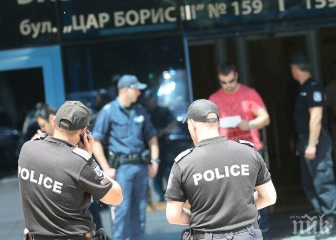 Извънредно в ПИК! Въоръжени барети тарашат личните кабинети на Цветан Василев в КТБ! (обновена)