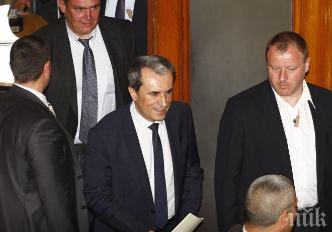 Орешарски напусна НС преди края на дебатите по вота, мълчи здраво, не казва кога ще подаде оставка!