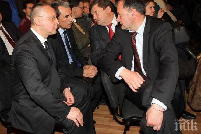 В парламента става горещо! Орешарски, Станишев и Местан се събраха на секретни преговори в кабинета на Миков!