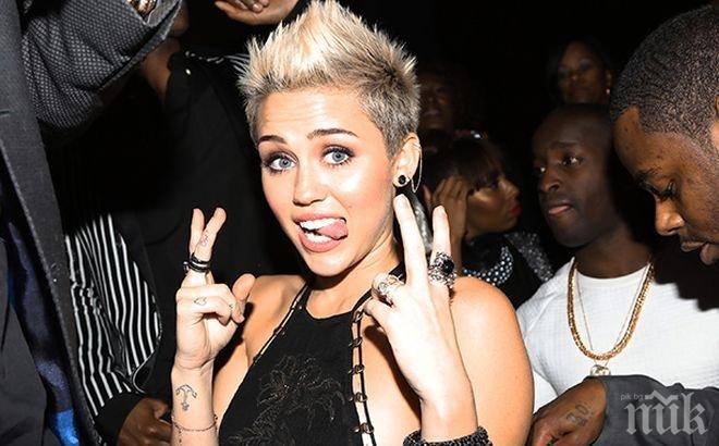 Майли Сайръс псува голата Селена Гомес (снимка и видео)