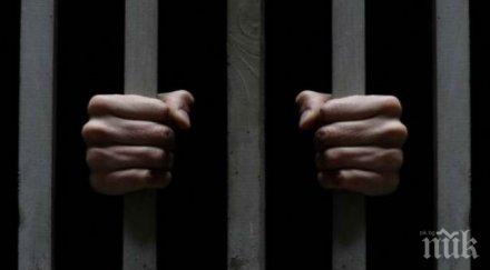 двама затворници плашат колега извадят червата нож