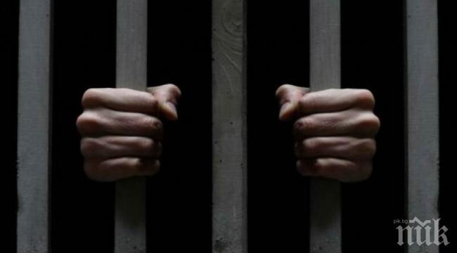 Двама затворници плашат колега, че ще му извадят червата с нож