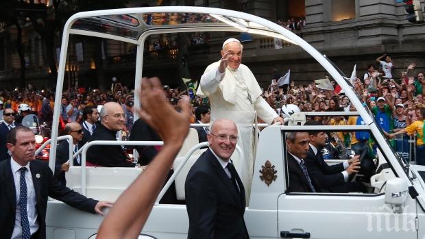 Папата се отказа от бронирания си автомобил