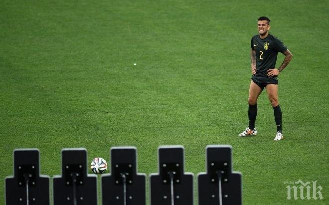 Сколари срита Алвеш по топките (видео)