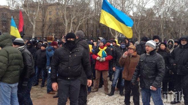 Около стотина души протестират пред руското консулство в Одеса