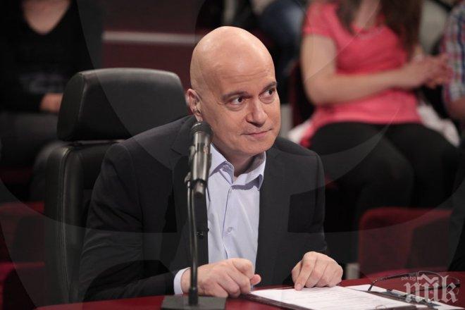 Слави с нова кошмарна болежка – не чува от седмица с дясното ухо!
