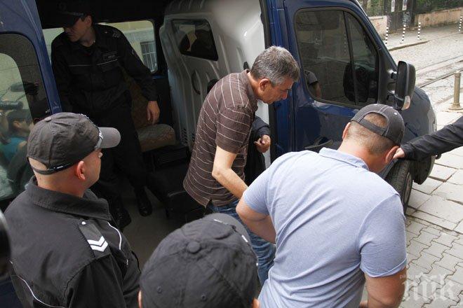 Първо в ПИК! Докараха в съда арестуваните за мократа поръчка срещу Делян Пеевски! (снимки)