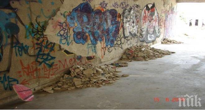 Кошмар! Разрушени подлези и отворени шахти чакат своите жертви 