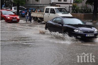 Мощен порой потопи София, дъждът продължава, хората от приземните етажи са в паника