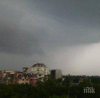 Невиждана буря се изви в София - вали като из ведро!