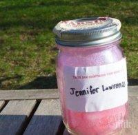 Жена продава души на знаменитости, затворени в буркани