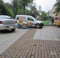 Нагли шофьори паркират на метри от детска площадка и след трагедията с Паоло! (снимки)