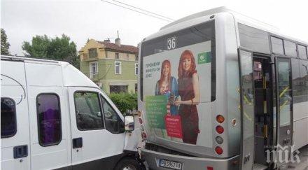 микробус отнесе рейса спирка пътниците болница