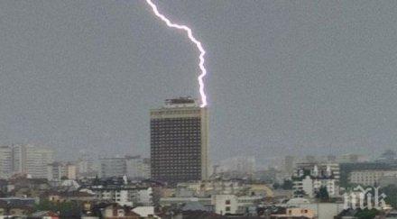 мълния подпали автогара