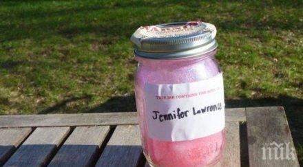 жена продава души знаменитости затворени буркани