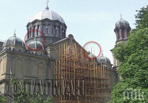 Паднаха два кръста от куполите на храм Св.св.Кирил и Методий в Бургас