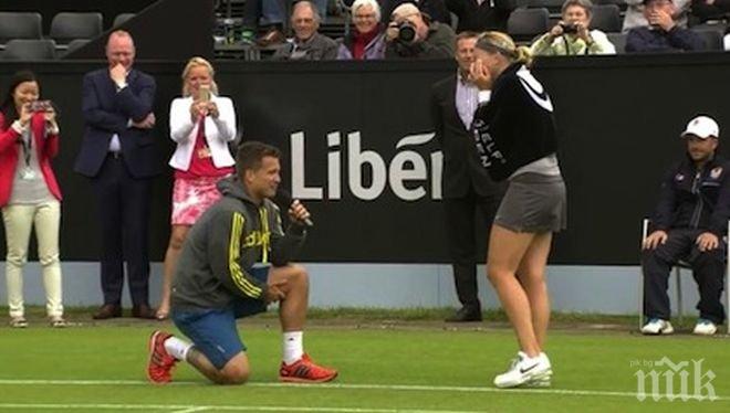 Трогателно: Тенисисти се сгодиха на корта след победа на дамата (снимки + видео)