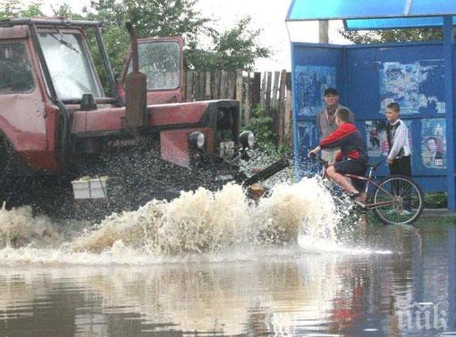 Ураганен вятър, дъжд и градушка предизвикаха бедствена ситуация с Софийско