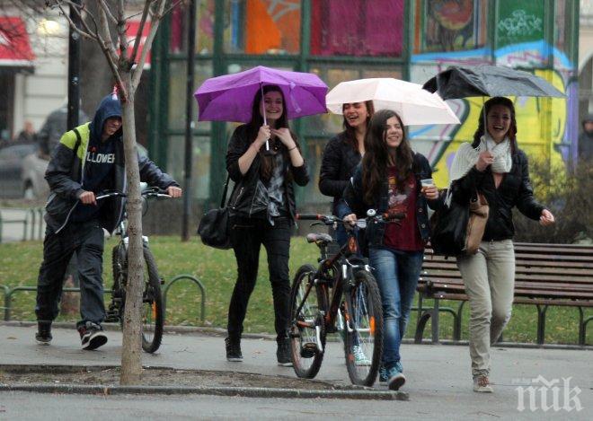 Валежи и градушки ни чакат и днес, рязко захладнява
