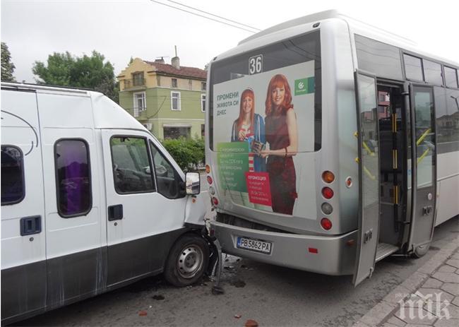 Микробус отнесе 2 рейса на спирка, пътниците в болница
