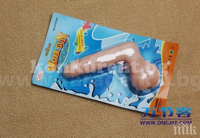 Родители в шок! Деца се пръскат с пениси на плажа