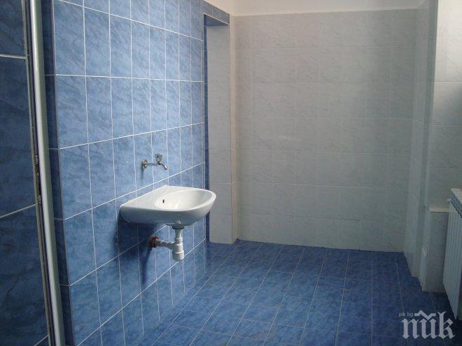 Кошмар! Жена от Хасково живее в тоалетна (снимка)