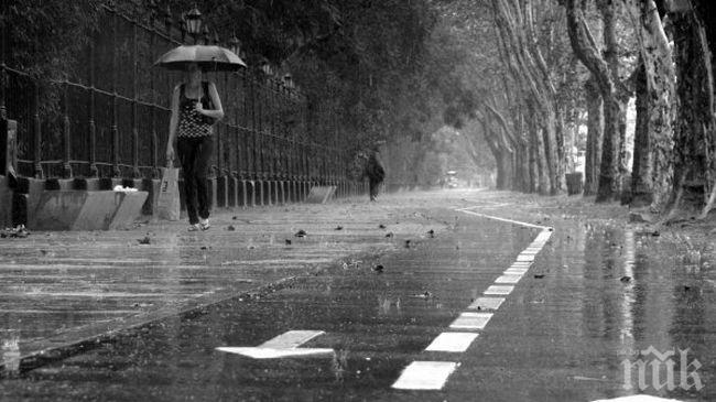 Метеоролог от БАН пред ПИК: Гответе се за лошо време и утре! Връхлитат ни още дъжд, гръмотевици и мощен вятър! Градусите падат