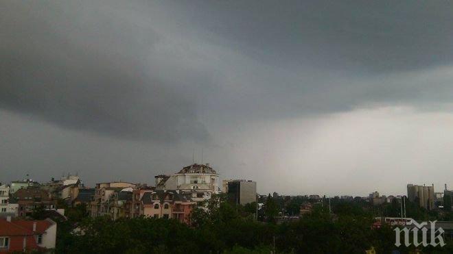 Невиждана буря се изви в София - вали като из ведро!