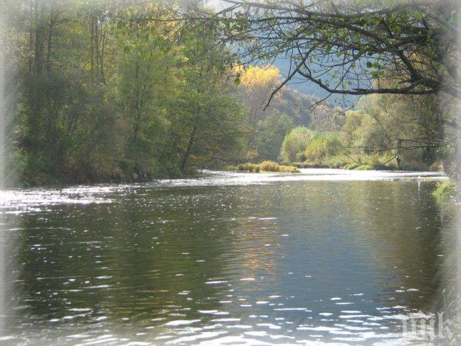 Предупреждават за опасни води