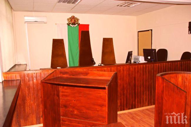 Наказаха прокурор да копае окопи