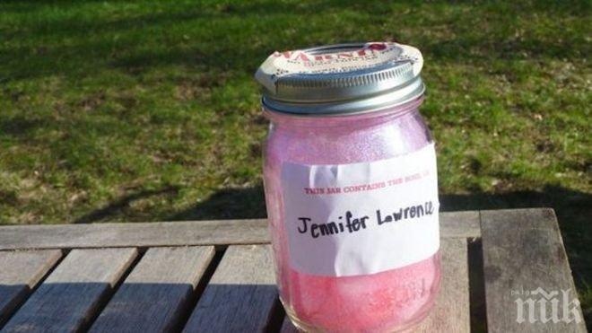 Жена продава души на знаменитости, затворени в буркани