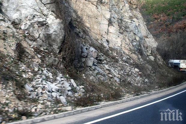 Има опасност от падащи камъни в района на Кресненското дефиле