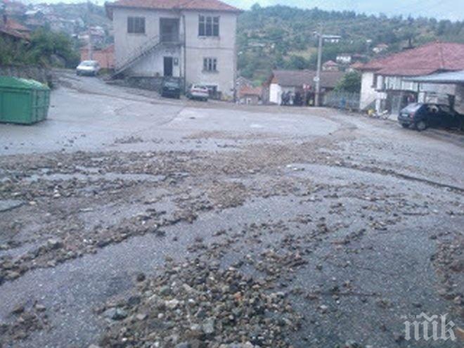 Мощен порой срути цели сгради в село Климент
