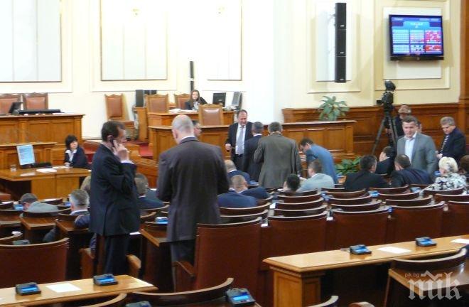 Парламентът стартира заседанието, Бойко даде кворума