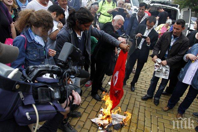Протестиращи запалиха флага на БСП! Недоволни са, че Орешарски не се оттегля (снимки)