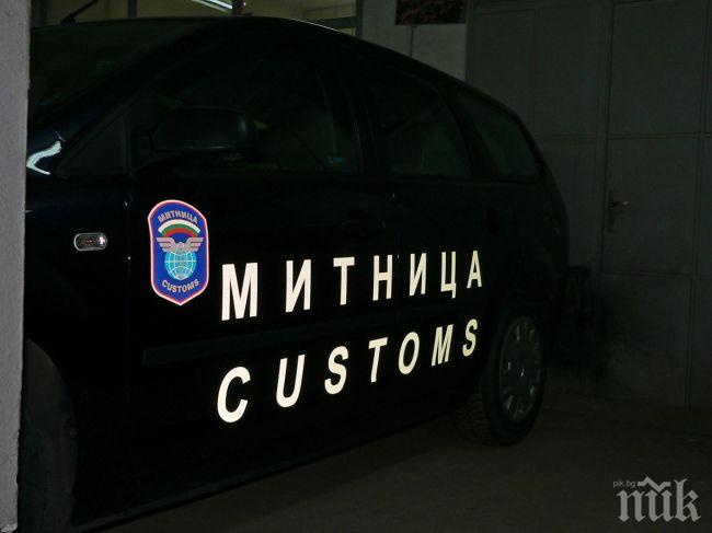 Митничари откриха над 111 бона под завивките на турски тираджия