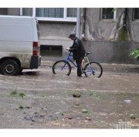 Проливен дъжд съсипа улиците в бургаското село Маринка
