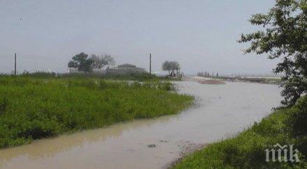 5000 деца блокирани кранево потопа