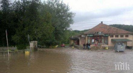 евакуират бедстващи село прилеп хеликоптери