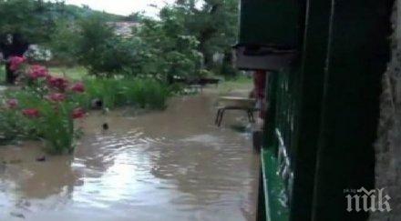 строят спешно мостове потопеното село климент