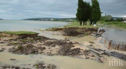 истински кошмар водната стихия разби улица аспарухово вкара езерото страховити кадри
