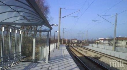 паднали скали спряха влакове