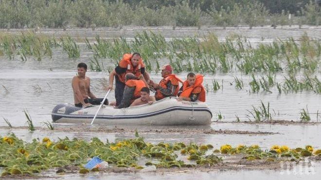 ВМС помагат в курорта Албена, има бедстващи туристи