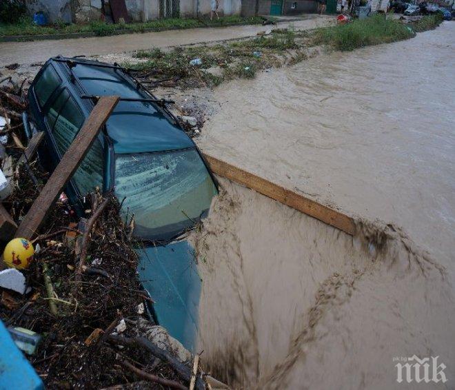 БЧК-Варна: Имаме нужда от физическа сила за справяне с потопа