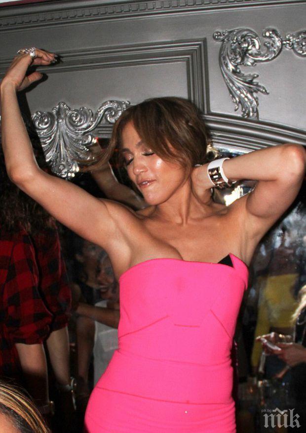 Зърното на Джей Ло се измъкна от роклята й

