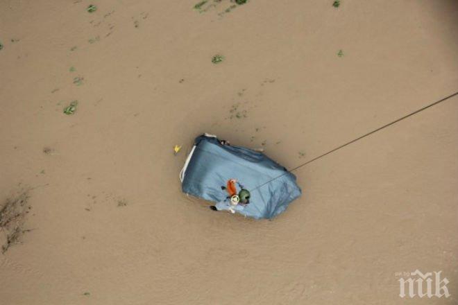 Ето как военните евакуираха туристи в Албена с Кугър (снимки от въздуха)