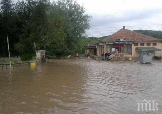 Евакуират бедстващи от село Прилеп с хеликоптери
